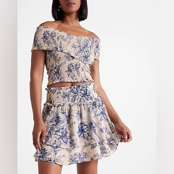 Express FLORAL SMOCKED OFF THE SHOULDER WRAP CROPPED TOP XS - Picture 2 of 4